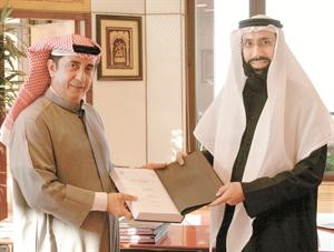 الملا يقدم للعمر نسخة من الدكتوراه﻿