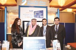 علي الفوزان مع موظفي البنك
