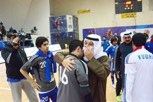 الشيخ طلال الفهد يهنئ اللاعبين
