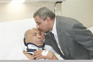 اليوحة والعياد يزوران الناقد بلال عبدالله في مستشفى الرازي