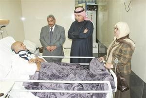 اليوحة والعياد يزوران الناقد بلال عبدالله في مستشفى الرازي