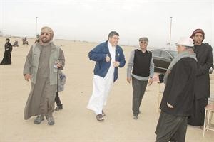 السفير الشيخ سالم المعشني مستقبلا المشاركين في اليوم المفتوح
