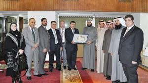 حسام الخرافي والعبيدات يتوسطان المشاركين في اللقاء