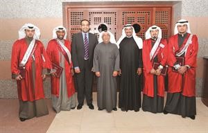 الحماد والشايجي مع مجموعة من خريجي البنك﻿
