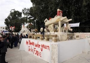 مجسم لعربة البوعزيزي دشن امس في سيدي بوزيد	افپ﻿