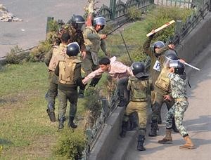 ﻿افراد من الجيش يعتدون بالضرب على احد المتظاهرين في التحرير﻿