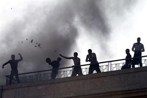 ﻿ وعدد من انصار المجلس العسكري يلقي بالحجارة على المتظاهرين﻿