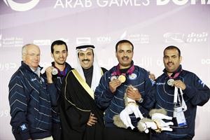 نجوم الرماية فهيد الديحاني ومشفي المطيري وسعد المطيري اصحاب فضية الفرق مع نائب رئيس الاتحاد دعيج العتيبي