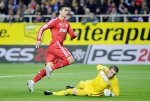كريستيانو رونالدو تالق امام اشبيلية وسجل 3 اهداف هاتريك وقاد ريال مدريد للفوز بسداسية افپ
