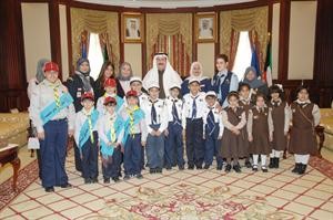 الشيخ احمد الحمود متوسطا وفد اشبال وزهرات مدارس شيخان الفارسي الابتدائية