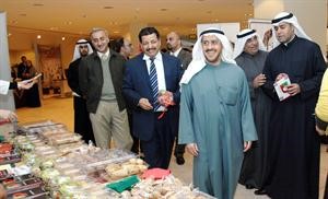 دحسين الخياط يقوم بجولة داخل المعرض
