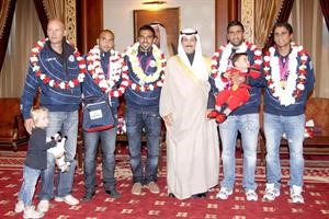 الشيخ احمد الجابر يتوسط نجوم منتخبنا للتنس﻿