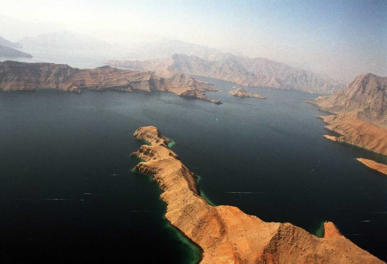 إيران تهدد بمنع صادرات النفط عبر مضيق «هرمز» إذا فُرضت عقوبات نفطية عليها
