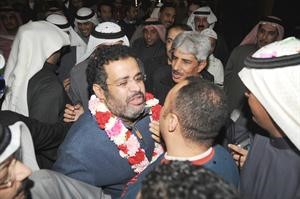 اليحيى يتوسط عددا من مستقبليه