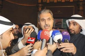 السفير مجدي الظفيري متحدثا للصحافيين