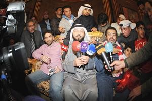 عادل اليحيى ورائد الماجد يتوسطهما المحامي عادل العبدالهادي في قاعة التشريفات مساء السبت بعد وصولهما للبلاد 
