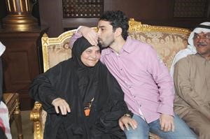 الماجد وقبلة محبة على راس والدته