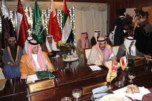 الامير سعود الفيصل والشيخ صباح الخالد ومصطفى الشمالي خلال الاجتماع﻿