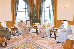 صاحب السمو الامير الشيخ صباح الاحمد مستقبلا الشيخ جابر المبارك ودمحمد البصيري بحضور سمو ولي العهد الشيخ نواف الاحمد﻿