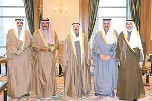 صاحب السمو الامير الشيخ صباح الاحمد مستقبلا الشيخ جابر المبارك بحضور سمو ولي العهد الشيخ نواف الاحمد ودمحمد البصيري وعبداللطيف الروضان حيث شهد سموه اداء د البصيري اليمين الدستورية وزيرا في الحكومة الجديدة ﻿