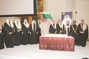الشيخ جابر العبدالله والشيخ صباح الخالد والشيخ علي الجابر وخالد الجارالله يشاركون السفير القطري قطع كعكة الاحتفال بحضور سفيري عمان والامارات	فريال حماد﻿