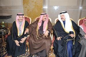 سمو الشيخ ناصر المحمد وجاسم الخرافي يهنئان السفير القطري﻿