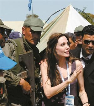 انچيلينا چولي خلال زيارتها الحدود التونسيةالليبية﻿