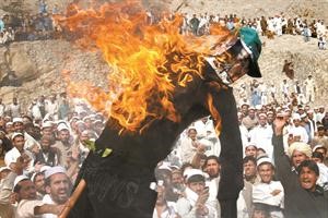 ﻿افغان غاضبون يحرقون مجسما يحمل صورة تيري جونز بعد حرقه القران الكريم﻿