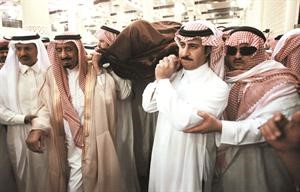 ﻿صاحب السمو الملكي وزير الدفاع الامير سلمان بن عبدالعزيز يحمل جثمان ولي العهد السعودي الراحل الامير سلطان بن عبدالعزيز﻿