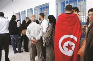 ﻿طوابير الناخبين التونسيين في انتظار دورهم للادلاء باصواتهم في الانتخابات الرئاسية التونسية﻿