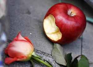 ﻿تفاحة مقضومة وضعت امام متجر ابل في طوكيو بعد خبر وفاة ستيف جوبز﻿