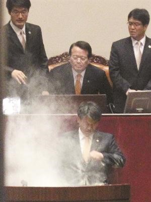 ﻿القنبلة التي القاها النائب الكوري الجنوبي كيم سون دونغ على منصة رئيس البرلمان الكوري الجنوبي﻿