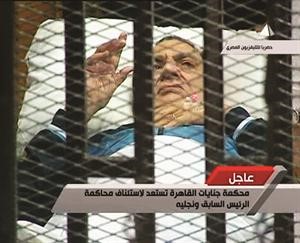 الرئيس المصري السابق حسني مبارك داخل قفص الاتهام خلال احدى جلسات محاكمته