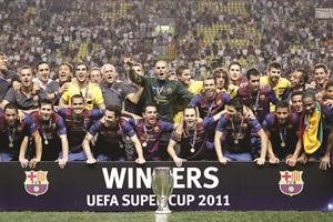 لاعبو برشلونة الاسباني يحتفلون بحصولهم على كاس السوبر الاوروبية بعد فوزهم على نادي بورتو
