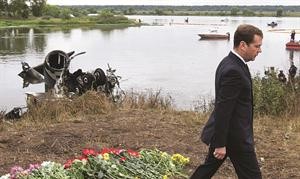 ﻿الرئيس الروسي بعد وضع الزهور في مكان تحطم الطائرة الروسية التي راح ضحيتها فريق هوكي الجليد﻿