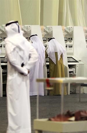 اماراتيون يدلون باصواتهم في انتخابات المجلس الوطني الاتحادي الاماراتي