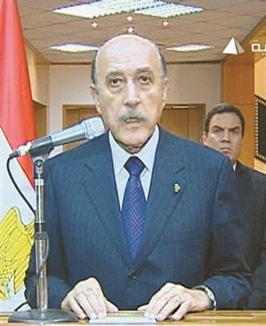  اللواء عمر سليمان يلقي بيان تنحي الرئيس المصري محمد حسني مبارك عن الحكم