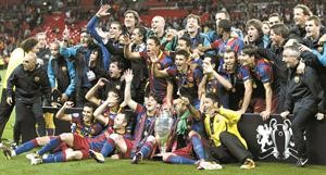 ﻿لاعبو نادي برشلونة يحتفلون بعد فوزهم بلقب بطولة دوري ابطال اوروبا لكرة القدم﻿