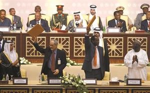  امير قطر والرئيس السوداني عقب توقيع وثيقة السلام النهائية بين الحكومة السودانية وحركة التحرير والعدالة حول ازمة دارفور
