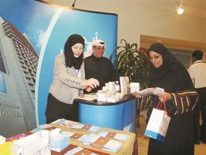 بروشورات توعوية وزعها المستشفى على رواد المعرض