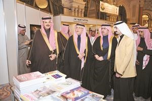 دعبدالعزيز خوجة متفقدا جناح الكويت في المعرض
