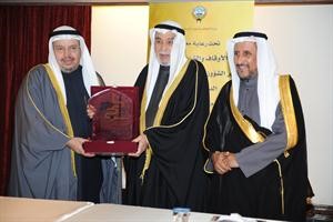 دعادل الفلاح ودمطلق القراوي يكرمان دخالد المذكور
