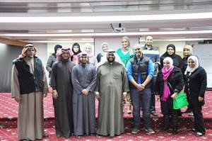صالح البارون يتوسط مجموعة من المهندسين والمهندسات
