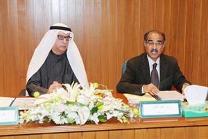 د بدر مال الله ود احمد الكواز خلال الحلقة النقاشية
