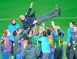 لاعبو برشلونة يحتفلون بالفوز بكاس العالم للاندية ويحملون مدربهم غوارديولا افپ
