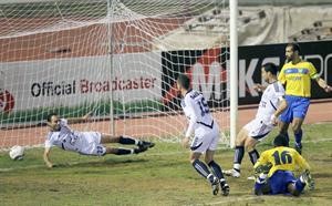 لاعب الصفاء يسجل في مرمى شباب الساحل
