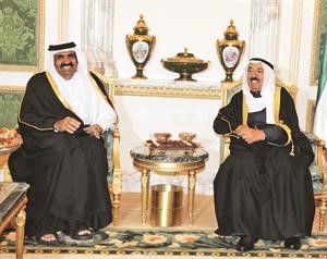 صاحب السمو الامير الشيخ صباح الاحمد في حديث باسم مع سمو الشيخ حمد بن خليفة﻿