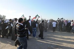 ﻿المتظاهرون حملوا اعلام الكويت قبل وصول القوات الخاصة﻿