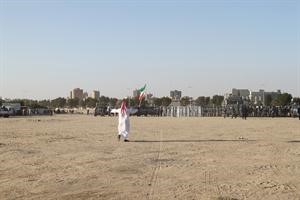 ﻿احد المتظاهرين يواجه القوات الخاصة رافعا علم الكويت﻿