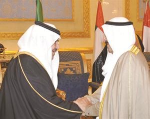 صاحب السمو الامير الشيخ صباح الاحمد مصافحا صاحب السمو الملكي الامير نايف بن عبدالعزيز